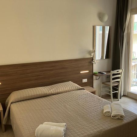 Hotel Bed And Book Rimini Bagian luar foto