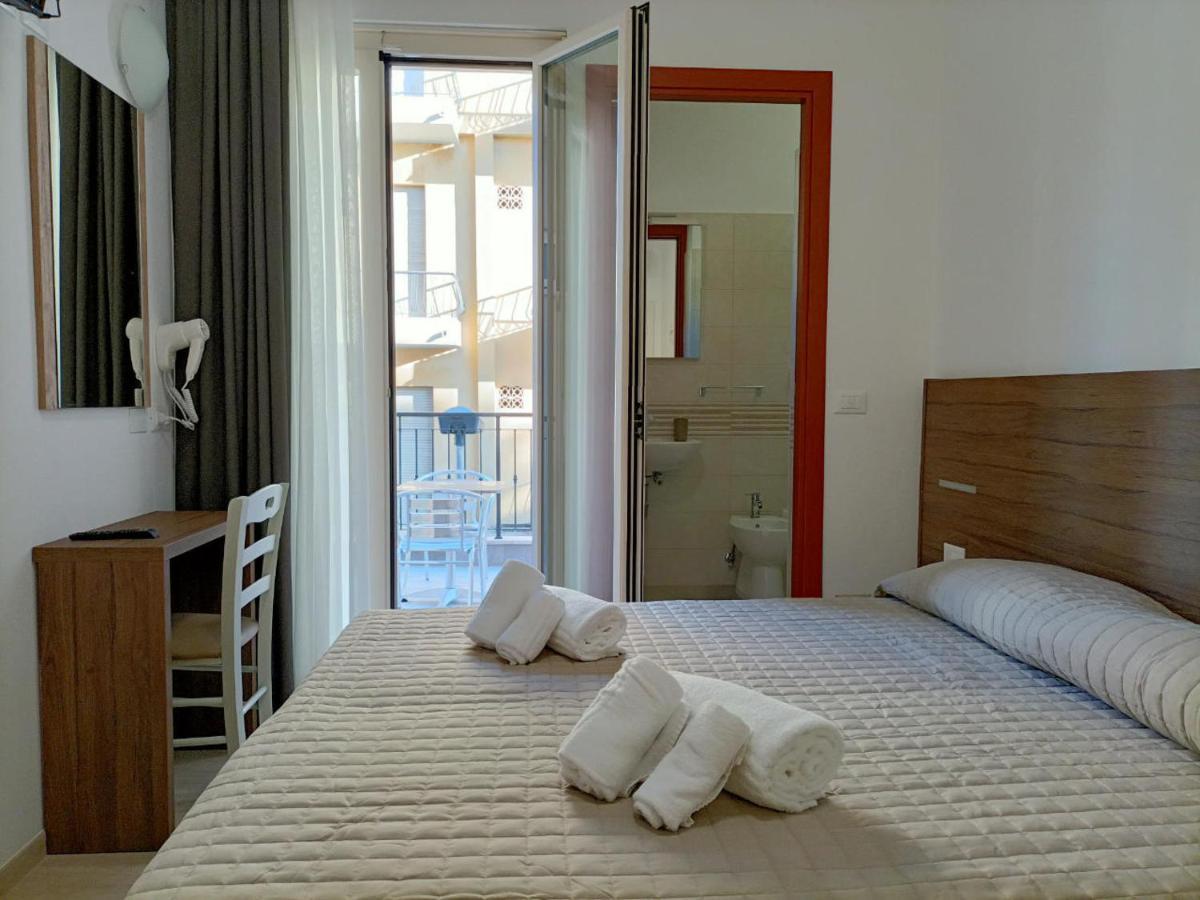 Hotel Bed And Book Rimini Bagian luar foto