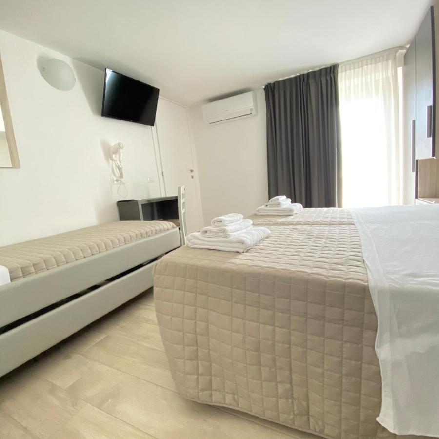 Hotel Bed And Book Rimini Bagian luar foto