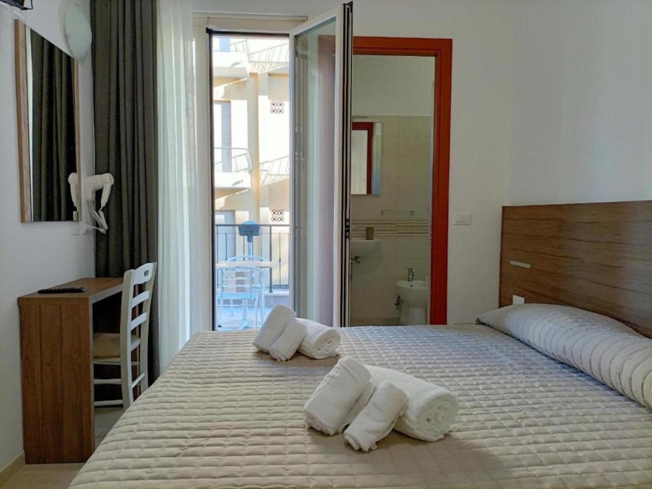Hotel Bed And Book Rimini Bagian luar foto