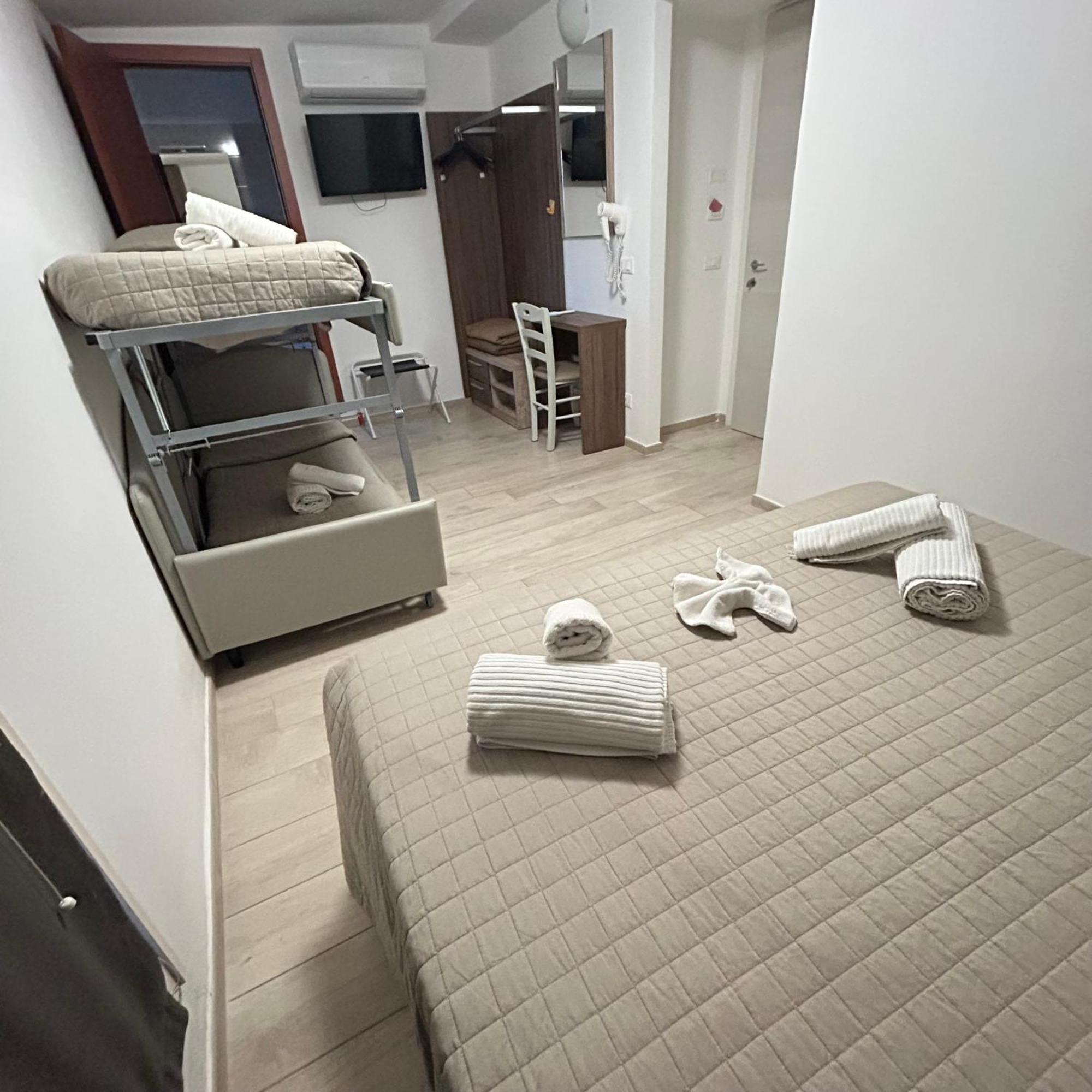 Hotel Bed And Book Rimini Bagian luar foto