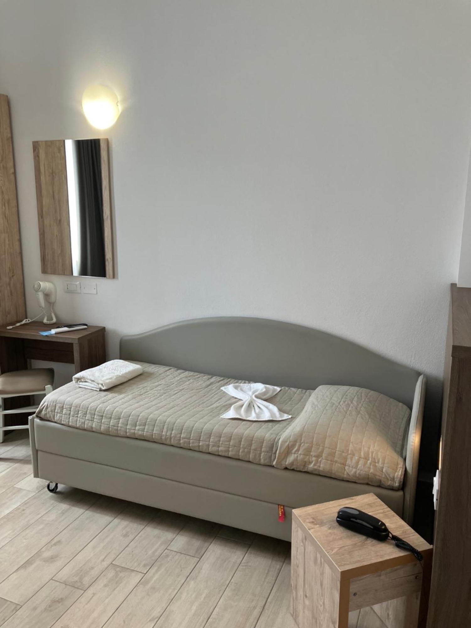 Hotel Bed And Book Rimini Bagian luar foto