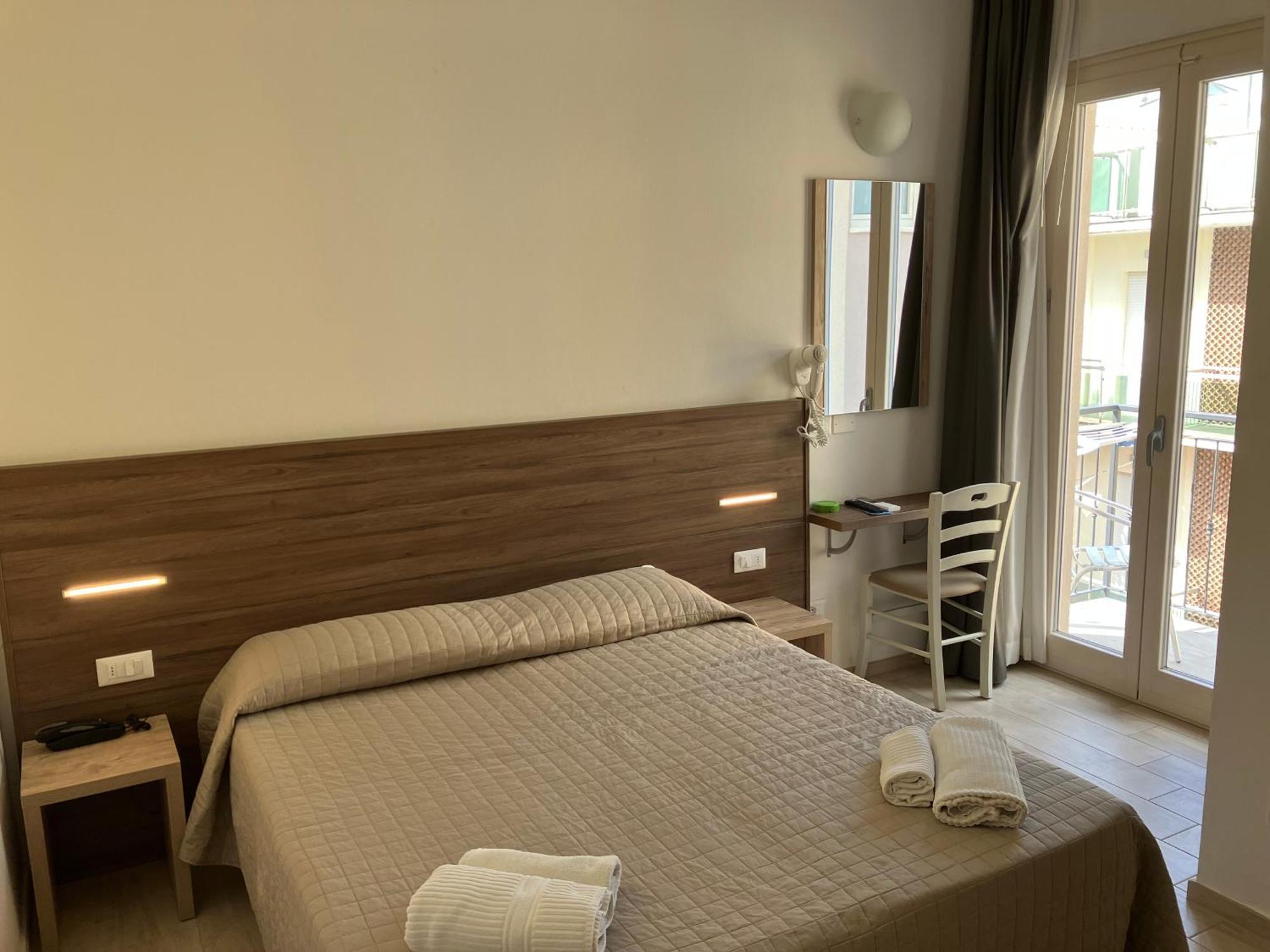 Hotel Bed And Book Rimini Bagian luar foto